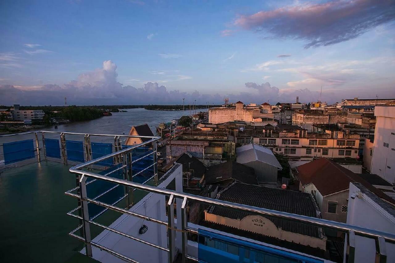 The Port Hostel Surat Thani Exterior foto